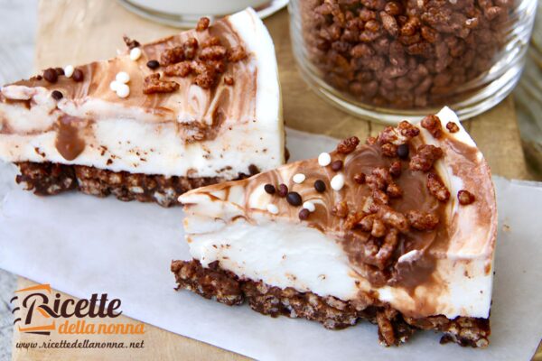 Base di riso soffiato al cioccolato fondente, crema di Philadelphia e panna ricoperta di Nutella: la cheesecake alla Nutella è irresistibile