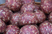 Potresti confonderlo con la mortadella ma è tutta un’altra cosa: in Trentino la mortandela è una cosa molto seria