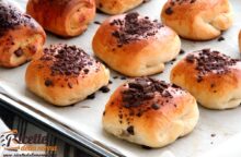 Metti due barrette di cioccolata fondente in un rotolo di pasta sfoglia e sforna subito anche tu un pain au chocolat buono come quello dei bar francesi