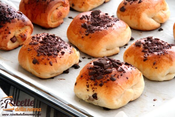 Metti due barrette di cioccolata fondente in un rotolo di pasta sfoglia e sforna subito anche tu un pain au chocolat buono come quello dei bar francesi
