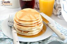 Bastano pochi ingredienti e poco tempo per farli, farcirli e mangiarli a colazione: la ricetta classica dei pancake è facilissima