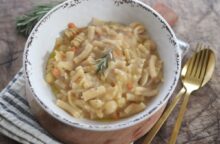 È la vera pasta della tradizione napoletana, e ogni famiglia di Napoli ha la sua: ricetta, trucchi e dritte per fare la pasta, provola e patate autentica