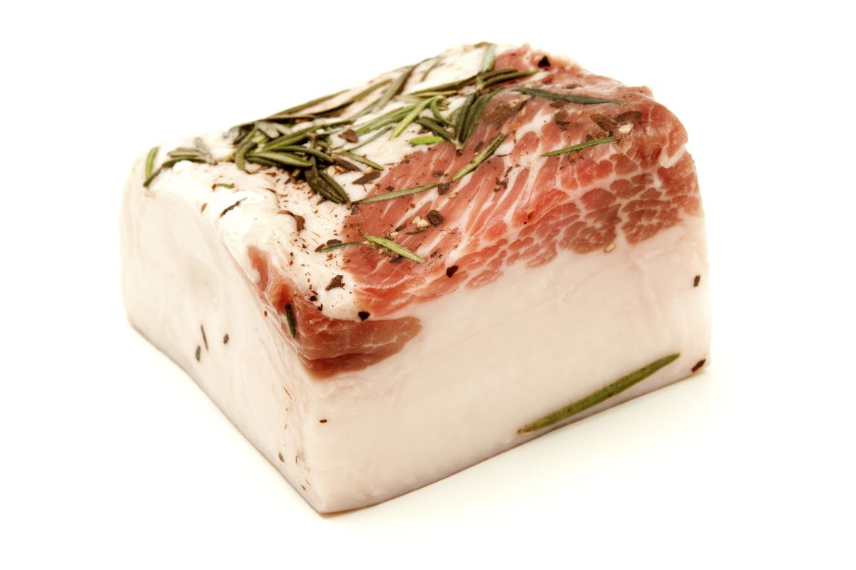 Viene dalla Valle d’Aosta uno dei migliori salumi italiani: cosa sapere sul vero Lard d’Arnad