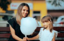 Provalo per la prossima festa di compleanno dei tuoi bambini: puoi fare lo zucchero filato a casa buono come quello che compri