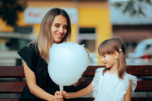Provalo per la prossima festa di compleanno dei tuoi bambini: puoi fare lo zucchero filato a casa buono come quello che compri