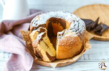 È un dolce che ricorda l’infanzia: vaniglia e cioccolato si incontrano in una torta soffice perfetta a colazione