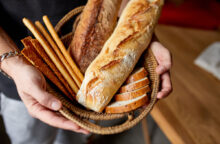 Niente cestino del pane e mai dividere crosta e mollica: ecco quali sono le regole per servire il pane secondo il galateo che forse neanche tu hai mai rispettato