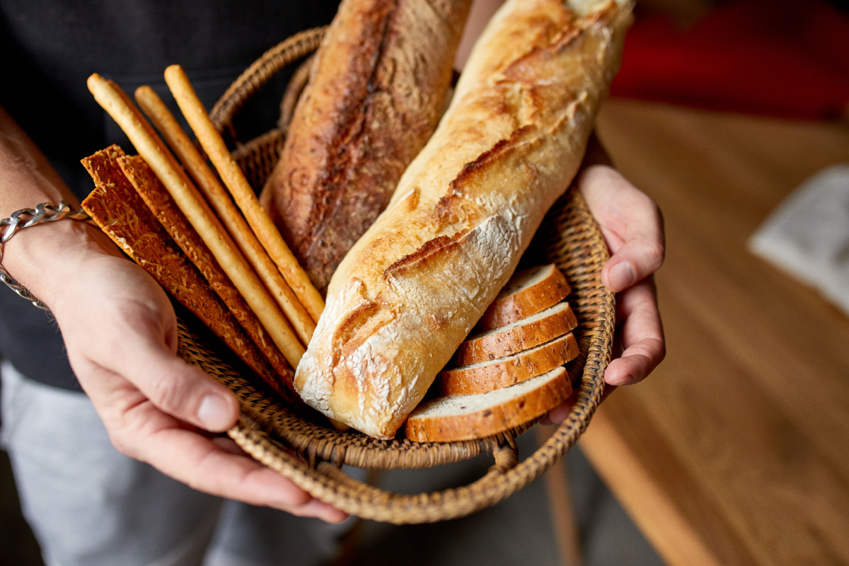 Niente cestino del pane e mai dividere crosta e mollica: ecco quali sono le regole per servire il pane secondo il galateo che forse neanche tu hai mai rispettato