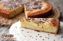 Che succede quando metti insieme cocco e panna? Viene fuori una crostata originale, leggera e fragrante