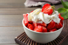 È il dessert di primavera che piace a tutti e che mangi in ogni momento: calorie, varianti e idee sfiziose di fragole alla panna
