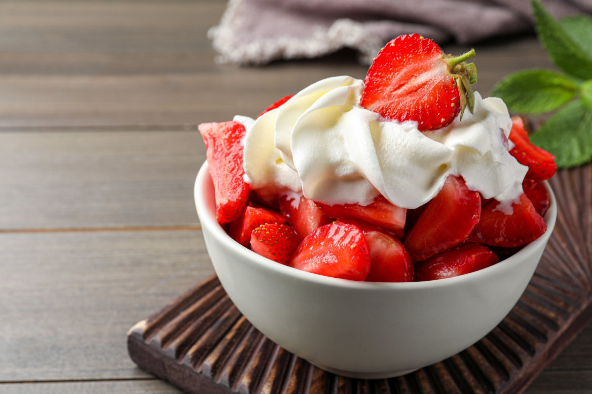 È il dessert di primavera che piace a tutti e che mangi in ogni momento: calorie, varianti e idee sfiziose di fragole alla panna