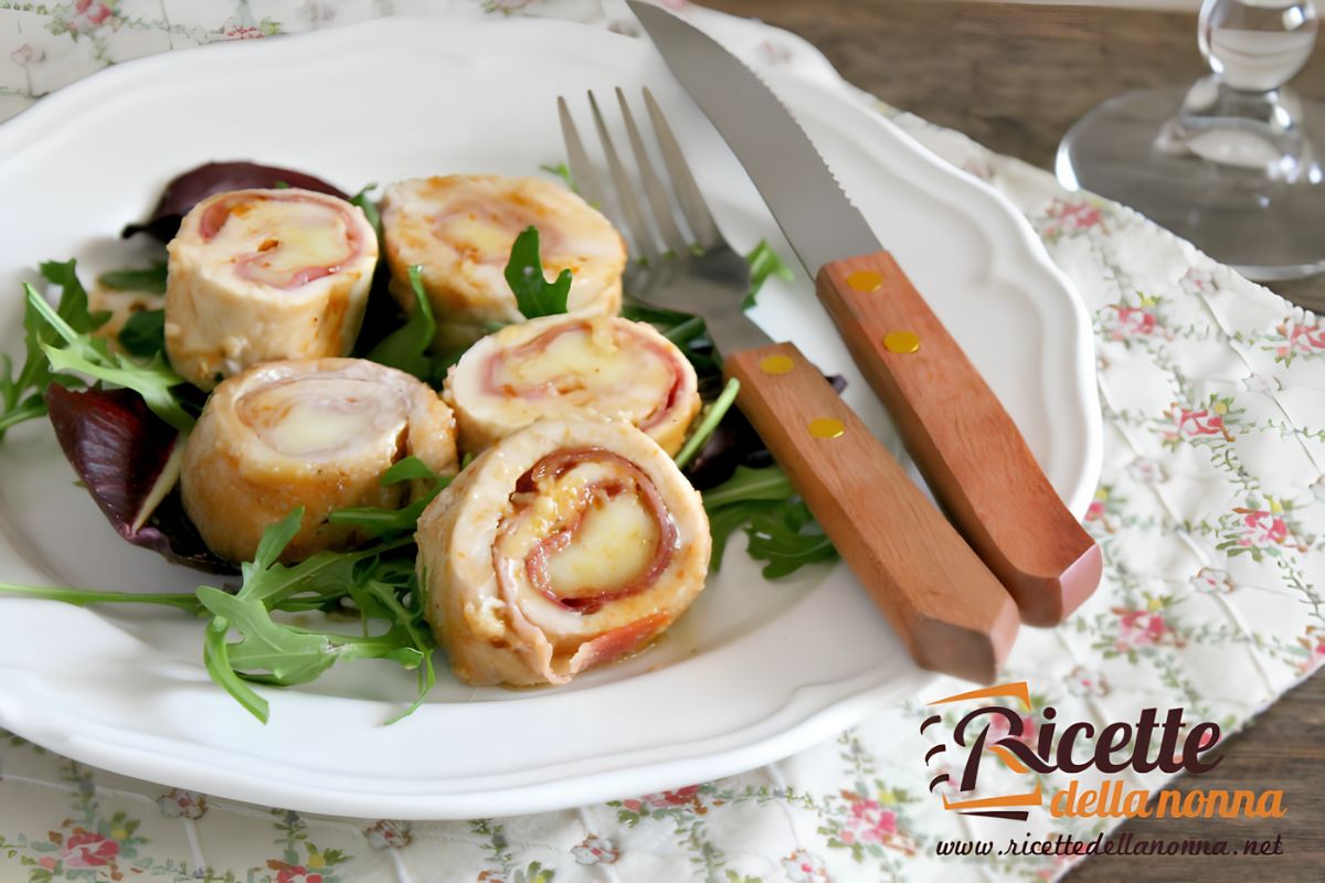 È una ricetta perfetta per cucinare il petto di pollo in modo insolito e gustoso: come farcire questi involtini e le erbe aromatiche da utilizzare
