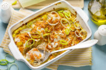 Sono ortaggi leggeri e delicati, ma cucinati così sembrano lasagne: ai porri gratinati nessuno può resistere