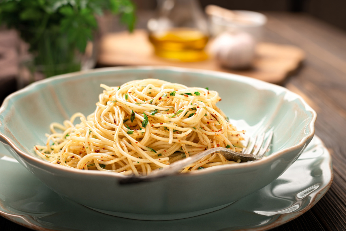 Un piatto che nasce dalla cucina povera della Napoli di un tempo: hai mai assaggiato gli spaghetti alle vongole fujute?