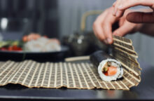 Puoi farlo in casa e spendere meno: ecco come si fa e cosa ti serve per fare il sushi fatto in casa