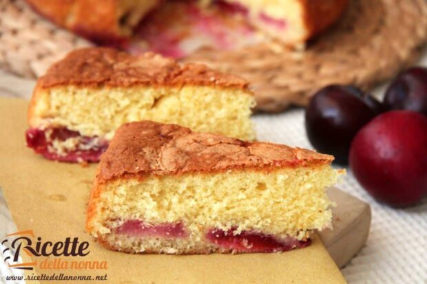 Torta con farina di cocco e prugne