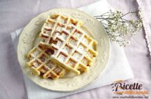 L’originale si serve con succo d’acero, ma in Italia li facciamo così: come fare i waffle e le aggiunte golose