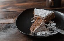 Una torta morbidissima e dal cuore fondente: questa ricetta è il matrimonio perfetto tra cioccolato e caffè