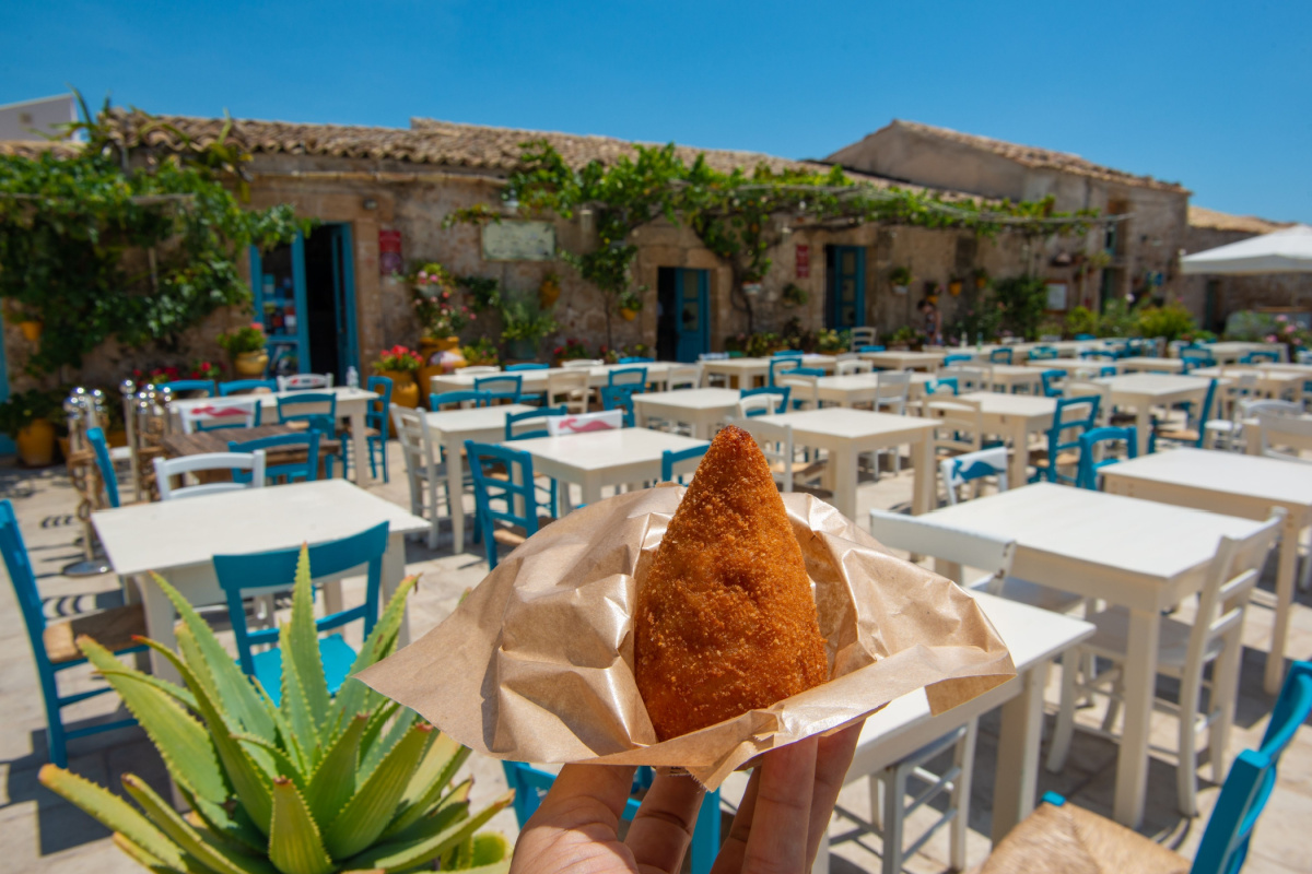 Appena lo pronunci temi di aver fatto un errore: si dice arancino o arancina?