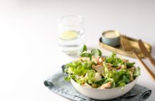 100 anni fa la inventò in America uno chef di origini italiane: storia e ricetta della caesar salad, originale e varianti (anche veg)