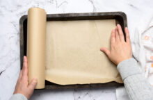 Come foderare una teglia con la carta forno per sporcare meno e cucinare bene