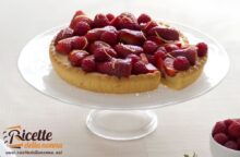 Fragole, lamponi e crema: sono questi gli ingredienti di una crostata che ha sapore e colore dell’estate