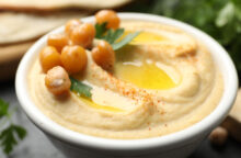 È la salsa mediorientale più famosa al mondo, e svolta tutti i tuoi aperitivi: hai mai provato a fare l’hummus in casa?