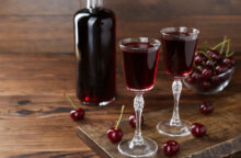 Lo prepari e lo servi in estate a tutti i tuoi ospiti: ricetta infallibile del liquore alle ciliegie e trucchi per non sbagliare