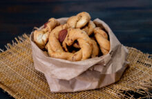 Sono taralli ma non si fanno in Puglia: come si fanno i veri taralli napoletani e quali ingredienti non possono mancare