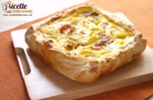 In questa torta salata la mozzarella filante incontra cavolfiore e speck: buona da mangiare a casa, è perfetta per pic-nic e pranzi all’aperto