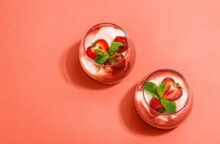 Con salsa di fragole ma aromatizzata all’arancia: ricetta senza glutine e senza uova della panna cotta da mangiare in estate