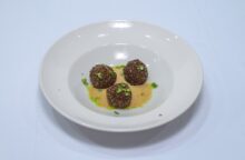 Non hai mai pensato di usare l’hummus così: queste crocchette alla farina di ceci hanno un irresistibile tocco mediorientale