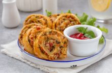 Il tacchino così non lo hai mai fatto: unisci lo speck e fai delle girelle salate che svoltano l’aperitivo