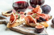 Bruschette sì ma falle gourmet: metti insieme fichi e prosciutto per svoltare l’aperitivo