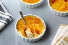 È uno dei dolci al cucchiaio più famosi a base di tuorli, panna e zucchero: qui è senza vaniglia ma con una originale alternativa