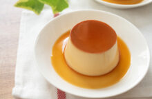 Con questa ricetta fai un creme caramel più leggero e a prova di intolleranze: preparalo con il latte di riso e usa il lime al posto della vaniglia