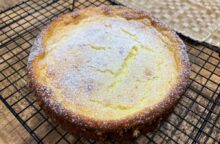 È una torta fresca e profumata: in questa crostata la crema aromatizzata ai fiori d’arancio si fa così
