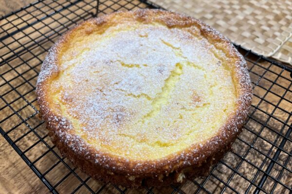 È una torta fresca e profumata: in questa crostata la crema aromatizzata ai fiori d’arancio si fa così