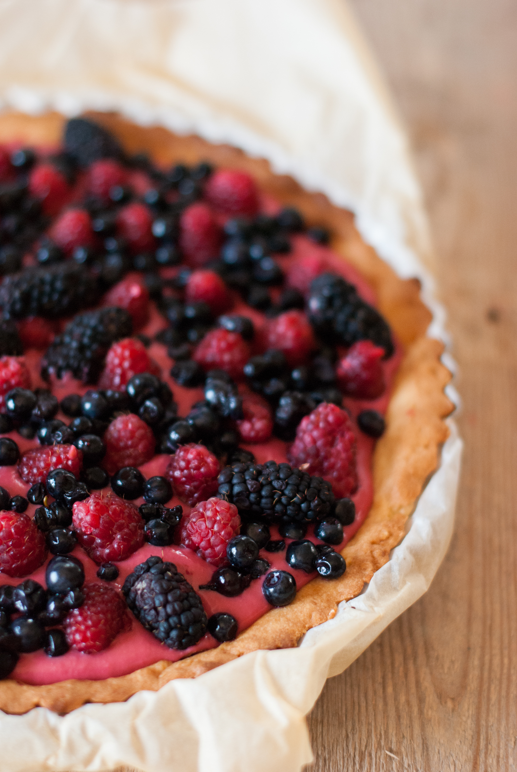 Crostata di crema, more e lamponi