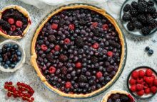Se ti piacciono more e lamponi usali per farci questa crostata estiva alla crema