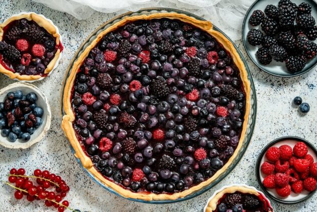 Crostata di crema, more e lamponi