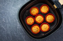 Come fare i muffin in friggitrice ad aria soffici e buoni: ricetta velocissima senza accendere il forno