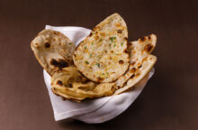 Come fare il pane naan, il pane leggero e friabile che viene dall’India