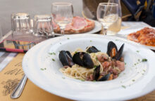 Non serve andare al ristorante per gustare un’ottima pasta ai frutti di mare: ecco come si fa e quali pesci scegliere