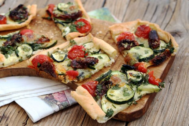 Schiacciata con zucchina, speck e datterini