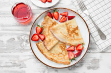 Facilissime, veloci da fare e con pochi ingredienti: ricetta delle omelette alle fragole