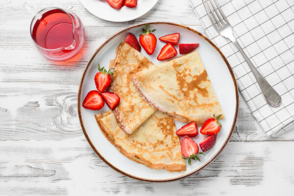 Facilissime, veloci da fare e con pochi ingredienti: ricetta delle omelette alle fragole
