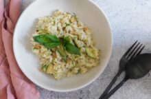 Fresco, profumato e cremoso, è pronto in meno di 30 minuti: il risotto al limone e zucchine è il risotto dell’estate
