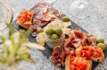È il re delle cene all’aperto e degli aperitivi in terrazza: cosa mettere nel perfetto tagliere dell’estate e come presentarlo