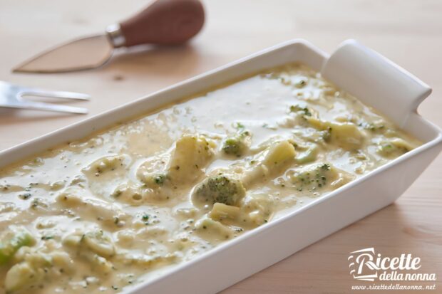 Pirofila con composto di broccoli e uova crudo, pronta per essere infornata.